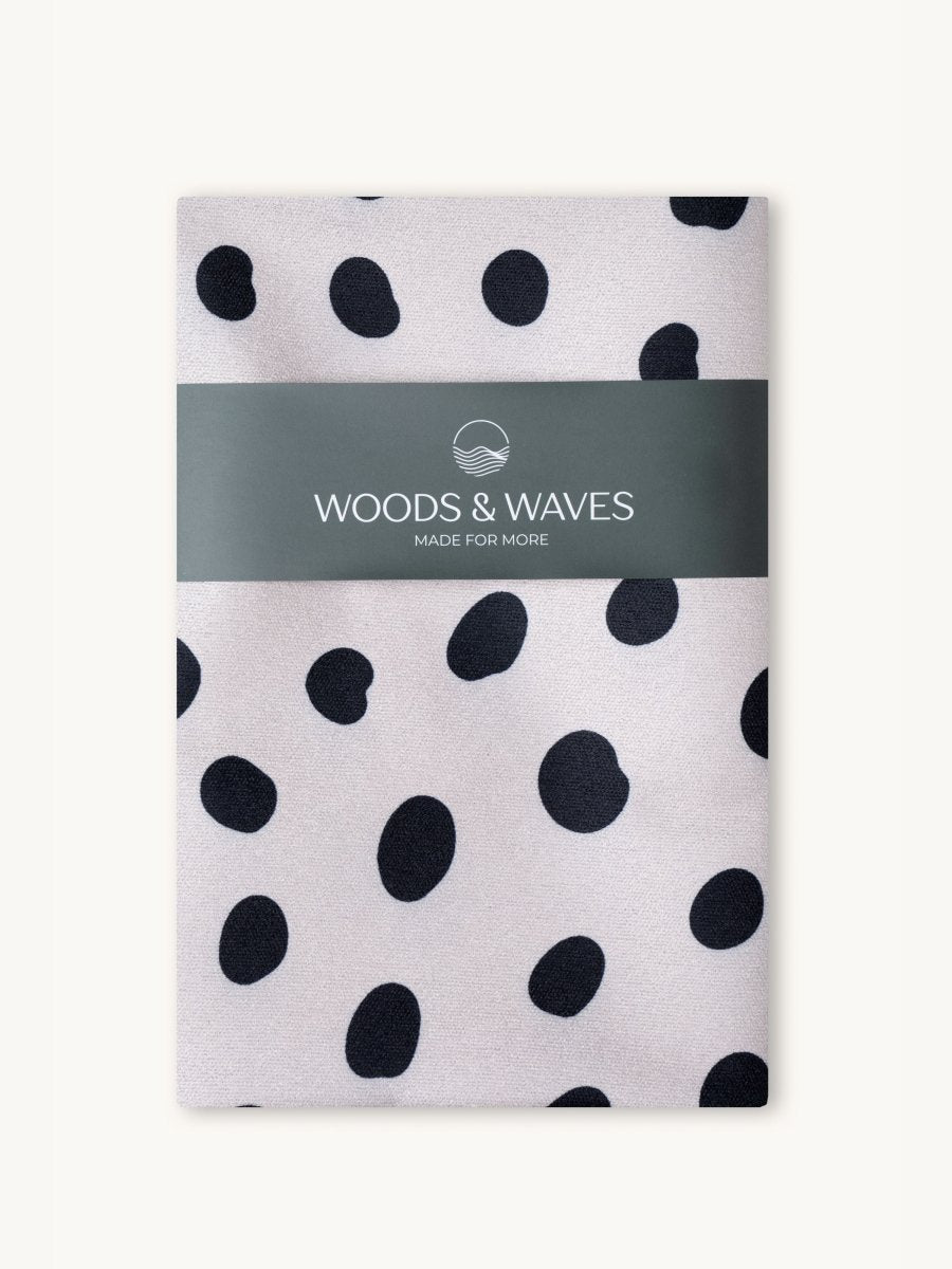 Salt & Pepper - Schnelltrocknendes Reise - und Strandtuch mit Geheimfach - woodsandwaves.co