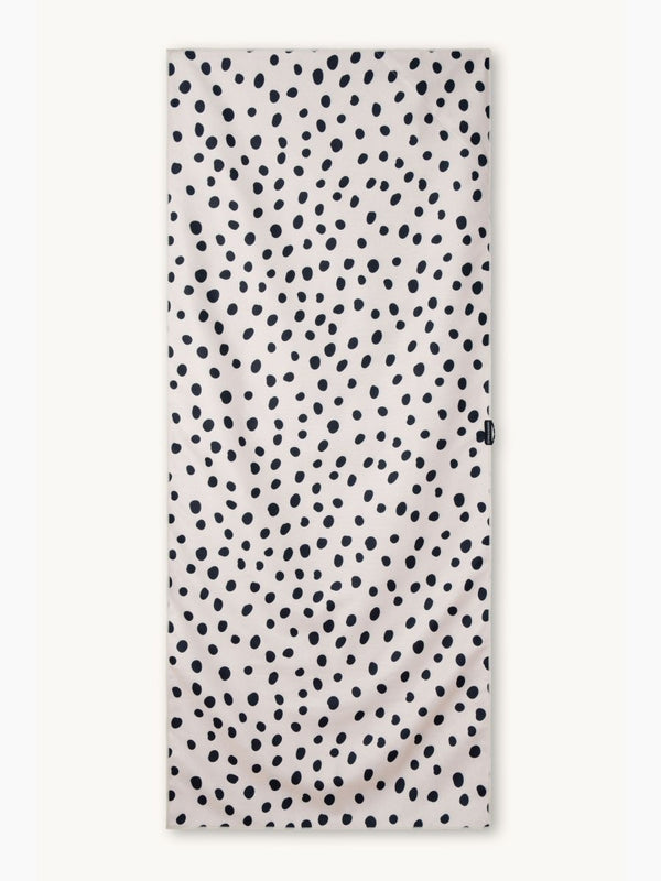 Salt & Pepper - Schnelltrocknendes Reise - und Strandtuch mit Geheimfach - woodsandwaves.co