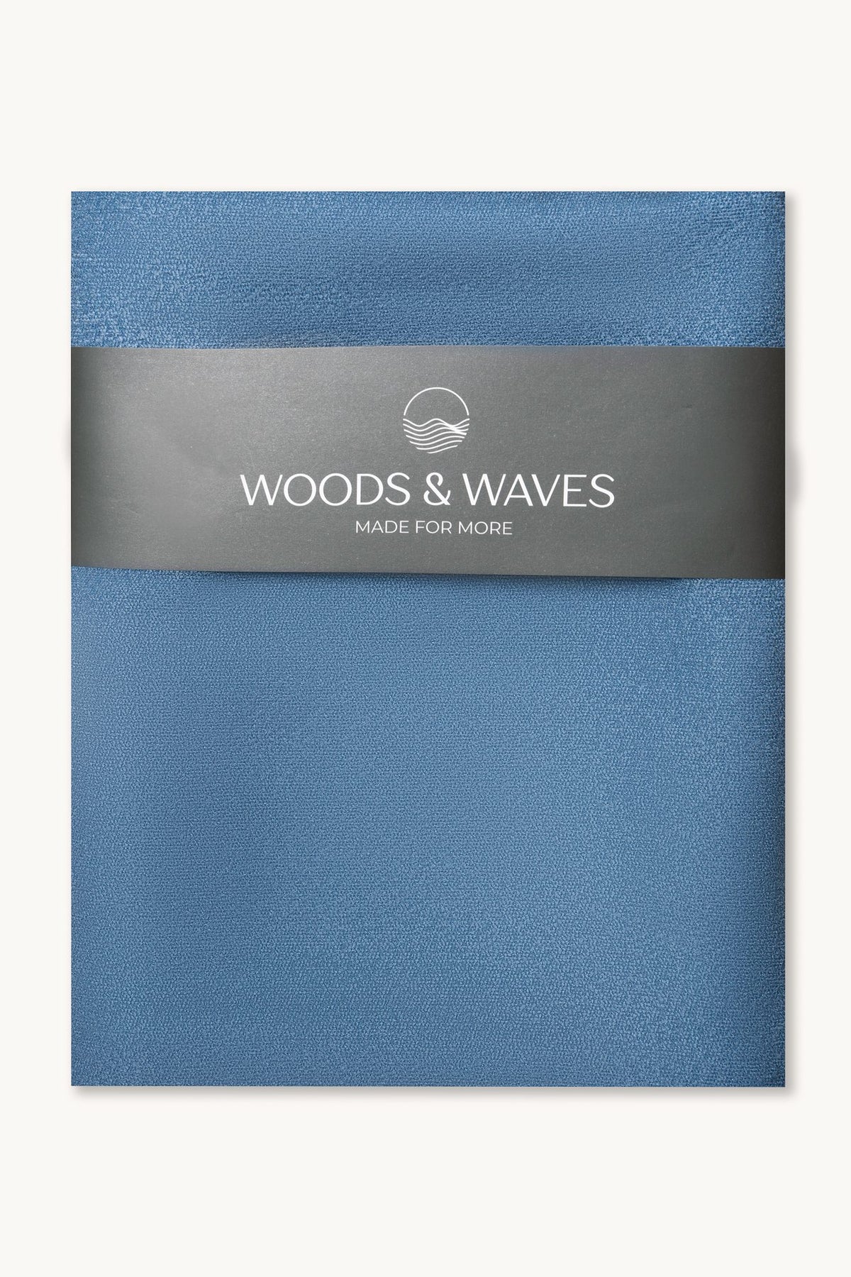 Calm Escape – Saunatuch aus Premium Mikrofaser (200 x 80 cm), gefaltet mit Banderole – Woods & Waves