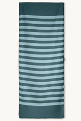 Deep Pine – Saunatuch aus Premium Mikrofaser (200 x 80 cm), ausgebreitet – Woods & Waves