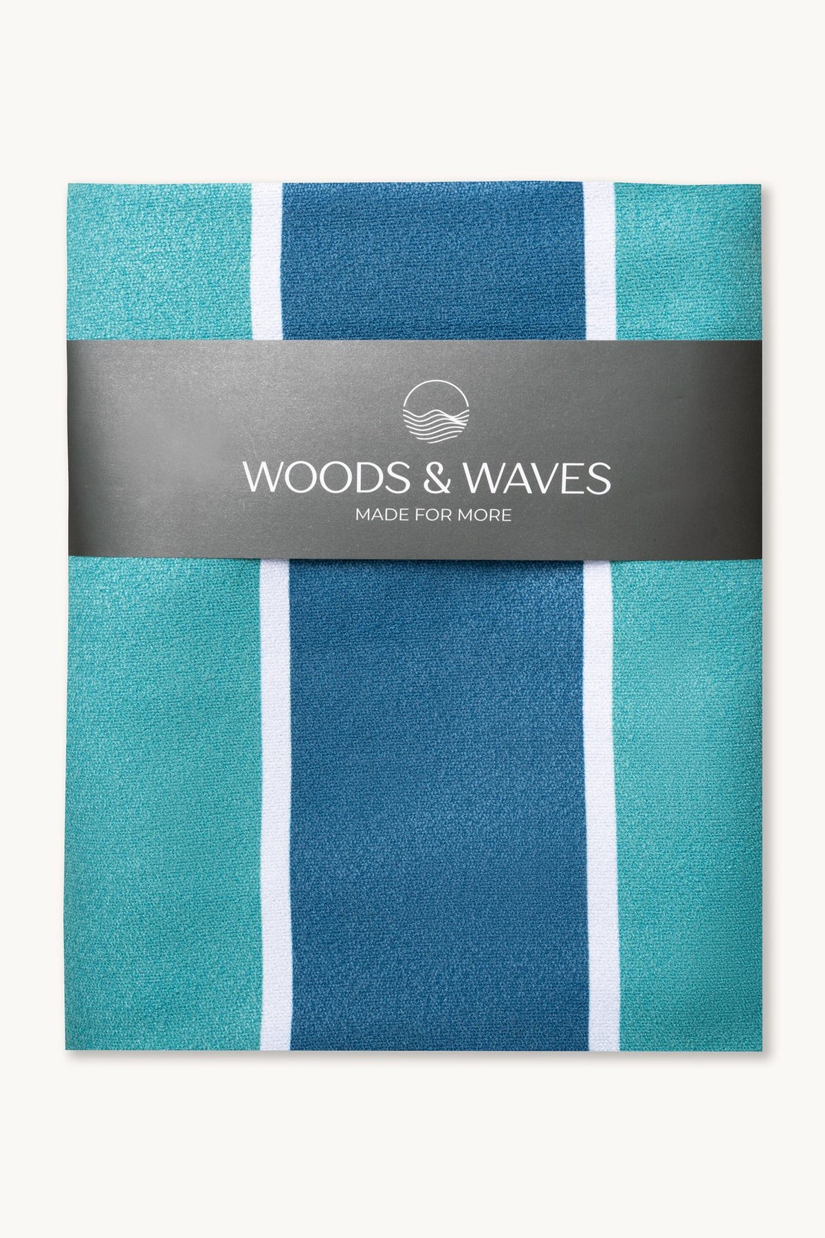 Laguna Stripes – Saunatuch aus Premium Mikrofaser (200 x 80 cm), gefaltet mit Banderole – Woods & Waves