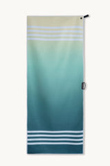 Calm Cruise Pace – Sporthandtuch mit Magnet & Zipper-Tasche, ausgebreitet – Woods & Waves