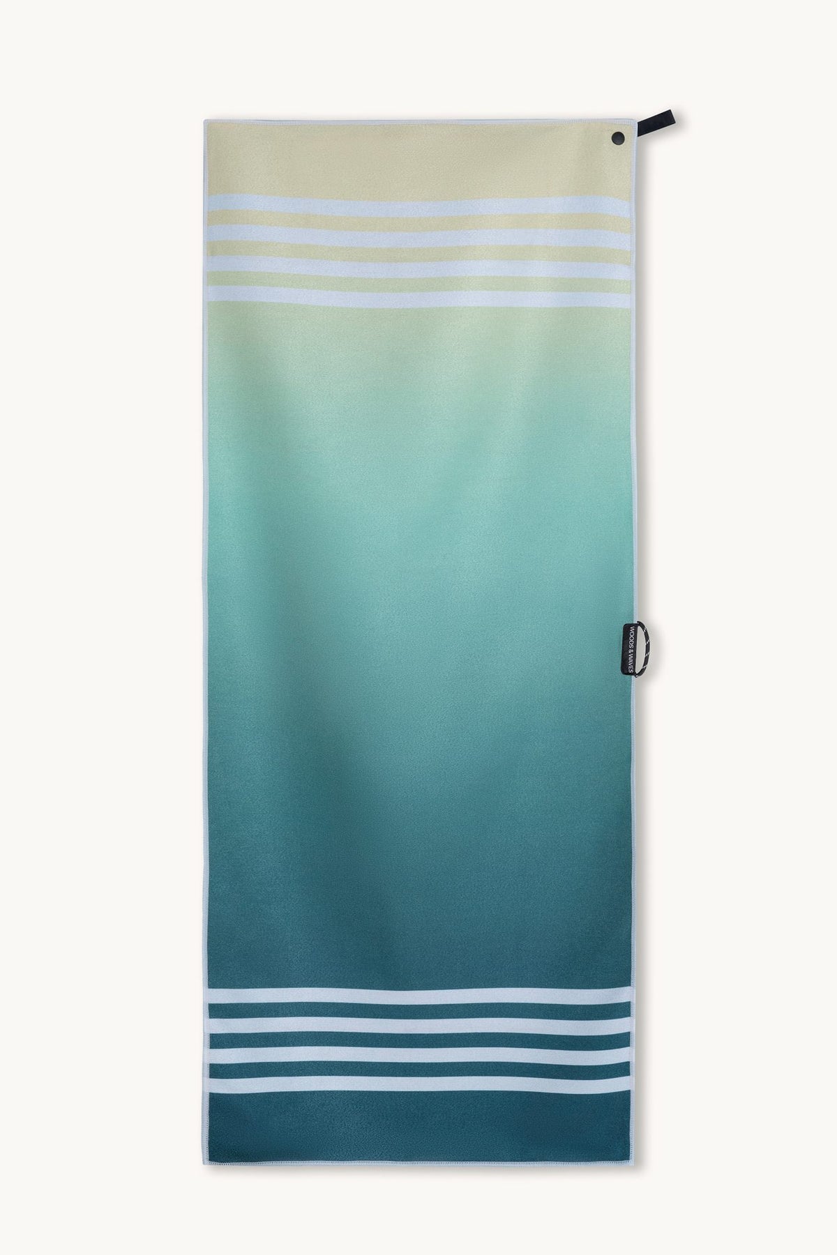 Calm Cruise Pace – Sporthandtuch mit Magnet & Zipper-Tasche, ausgebreitet – Woods & Waves