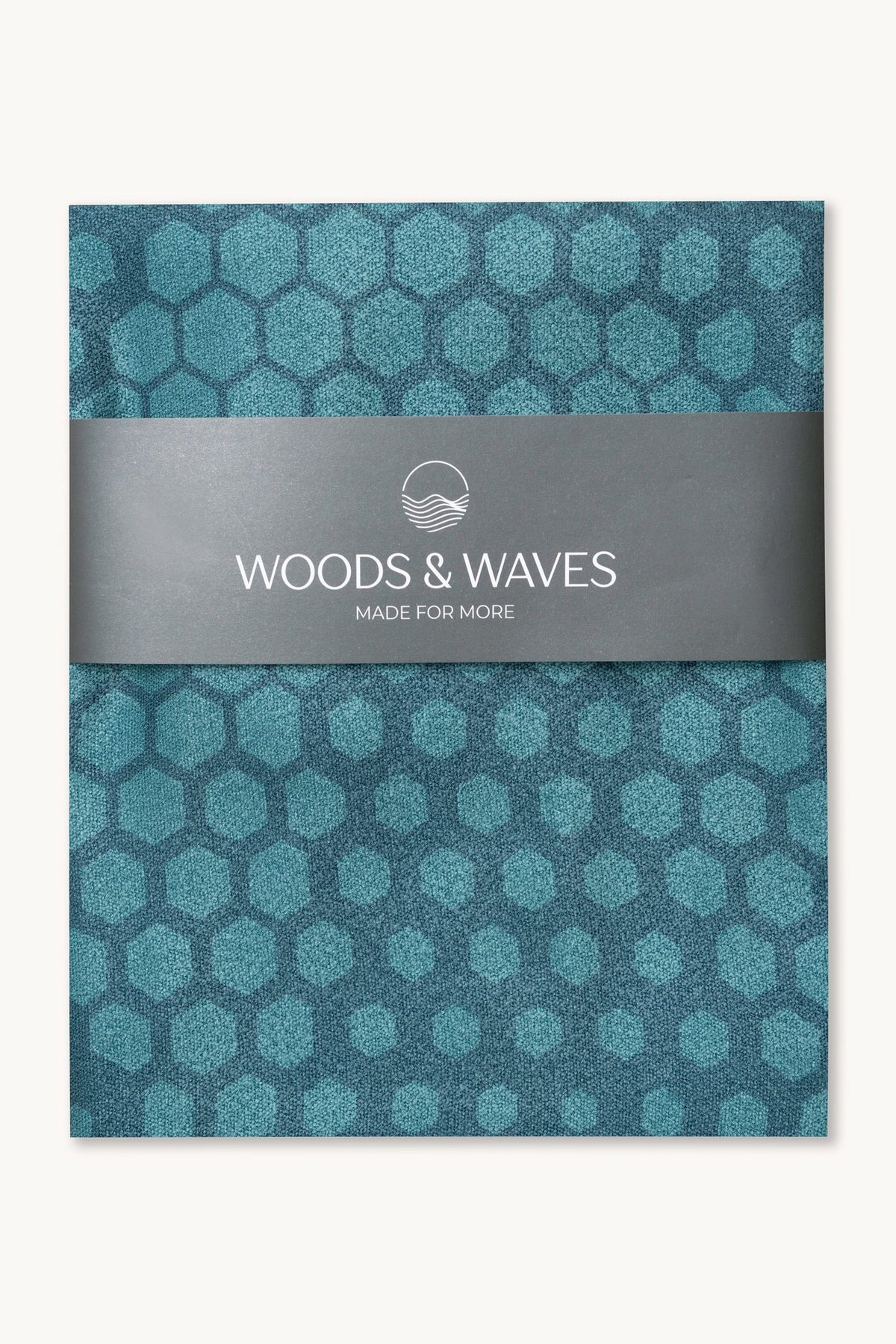 Forest Grid – Sporthandtuch mit Magnet & Zipper-Tasche, gefaltet mit Banderole – Woods & Waves