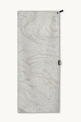 Ivory Flow – Sporthandtuch mit Magnet & Zipper-Tasche, ausgebreitet – Woods & Waves