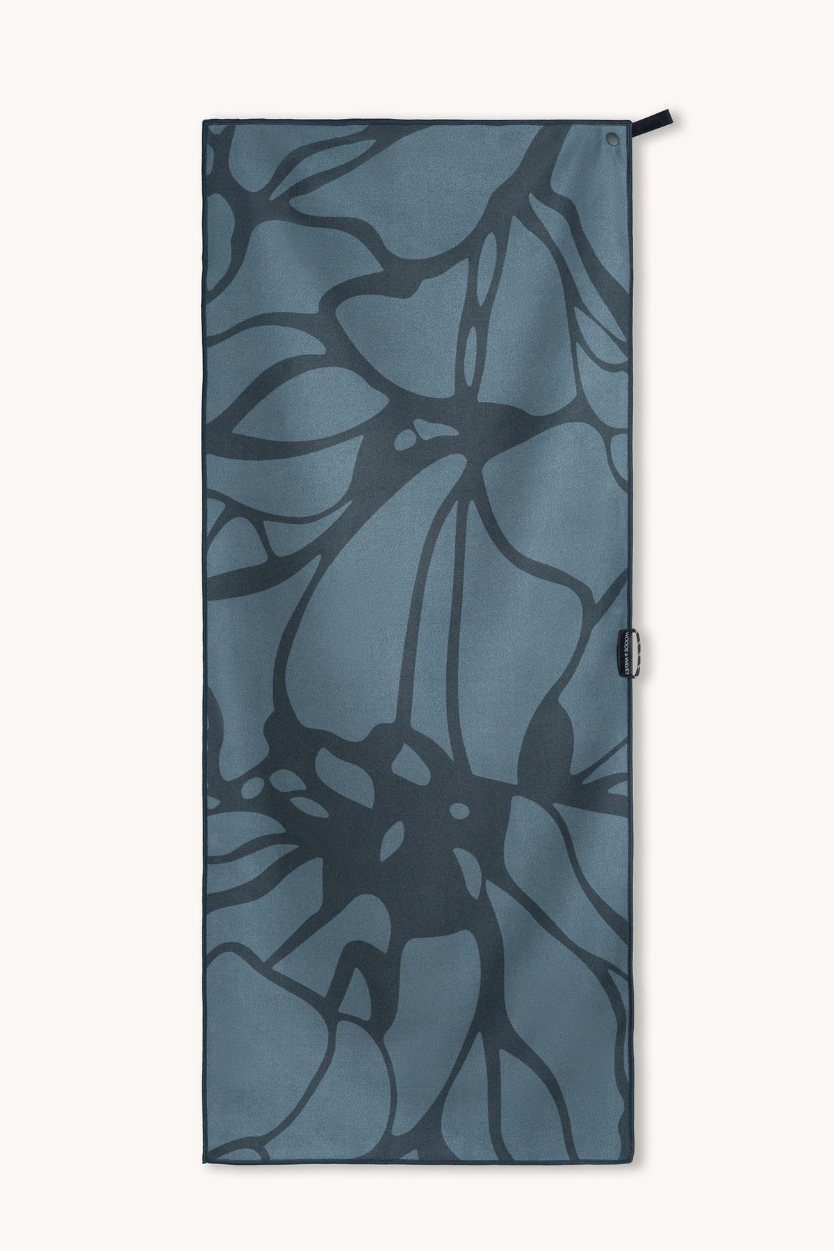 Midnight Bloom – Sporthandtuch mit Magnet & Zipper-Tasche, ausgebreitet – Woods & Waves