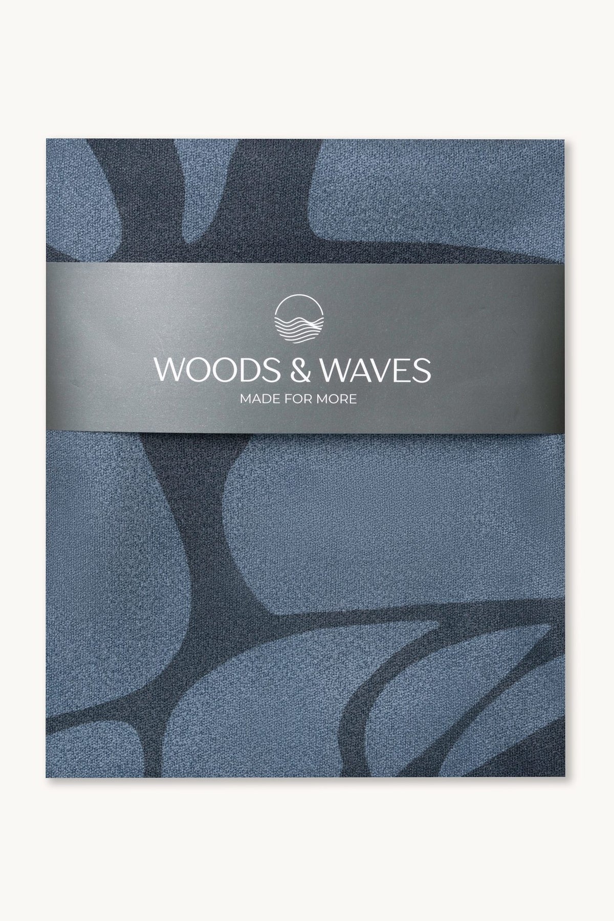 Midnight Bloom – Sporthandtuch mit Magnet & Zipper-Tasche, gefaltet mit Banderole – Woods & Waves