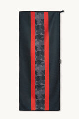 Redline – Sporthandtuch mit Magnet & Zipper-Tasche, ausgebreitet – Woods & Waves