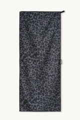 Wild Noir – Sporthandtuch mit Magnet & Zipper-Tasche, ausgebreitet – Woods & Waves