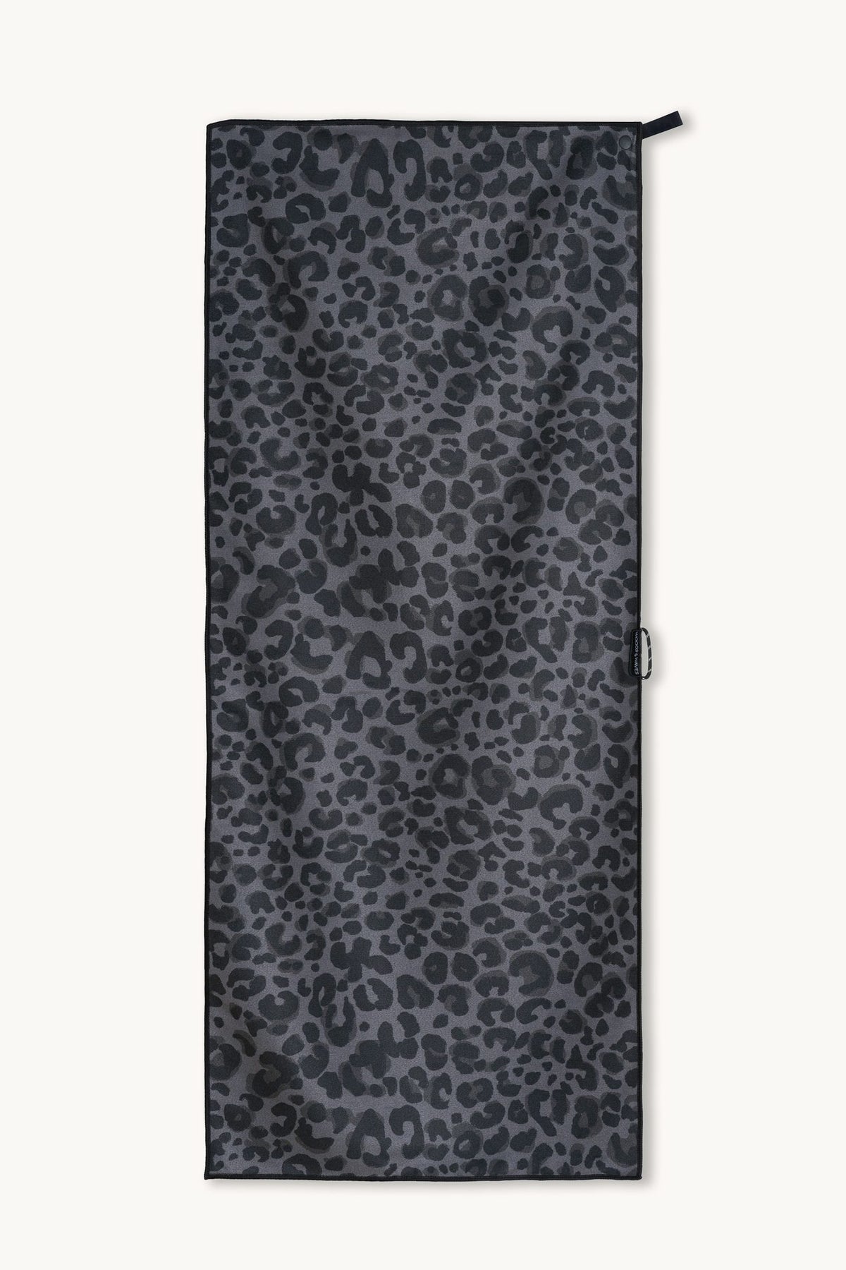 Wild Noir – Sporthandtuch mit Magnet & Zipper-Tasche, ausgebreitet – Woods & Waves
