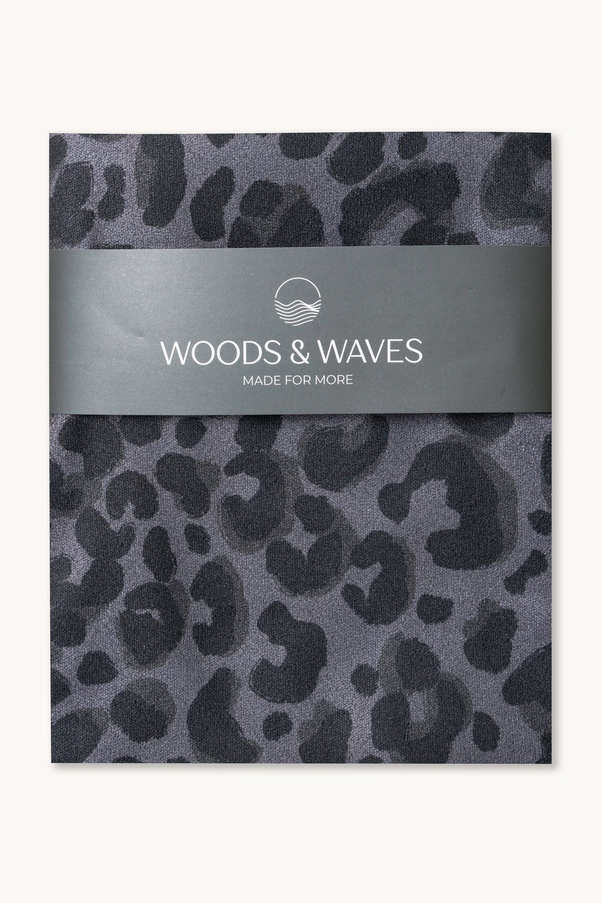 Wild Noir – Sporthandtuch mit Magnet & Zipper-Tasche, gefaltet mit Banderole – Woods & Waves