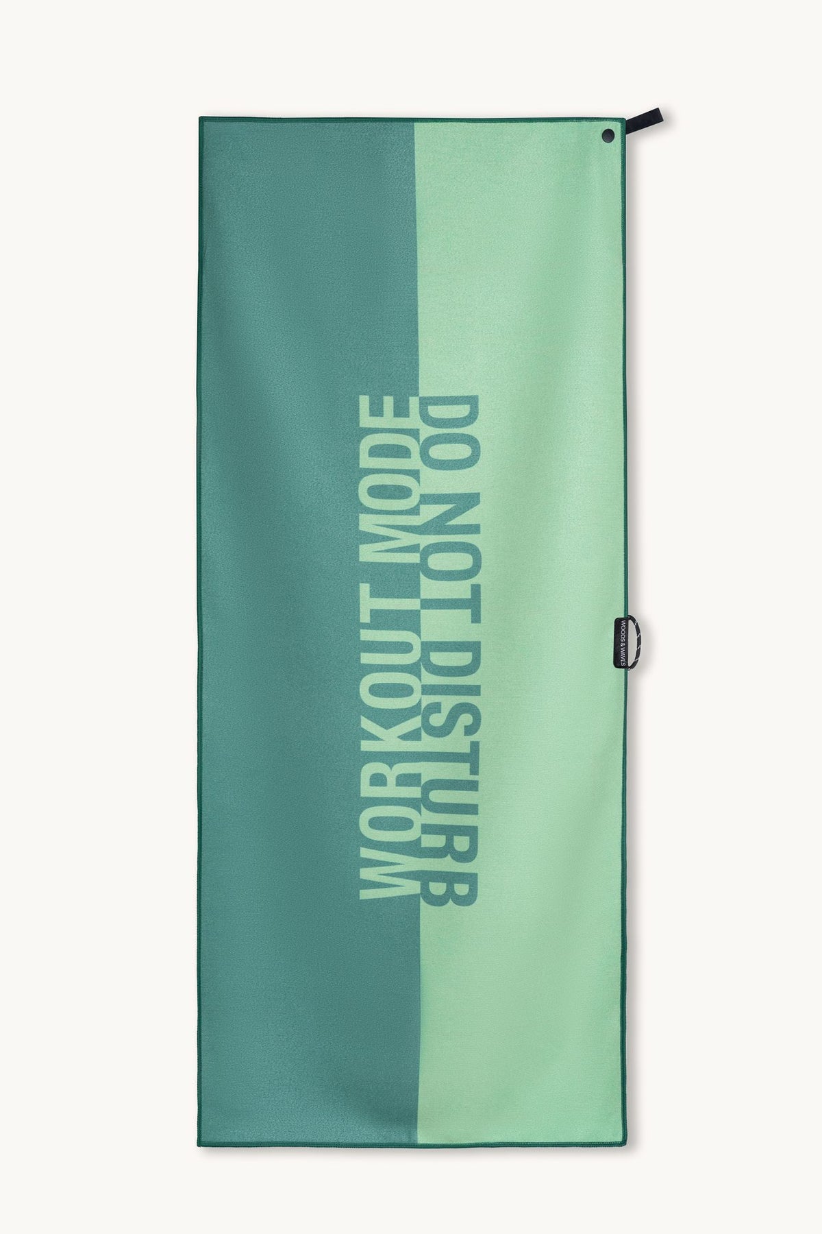 Workout Mode – Sporthandtuch mit Magnet & Zipper-Tasche, ausgebreitet – Woods & Waves