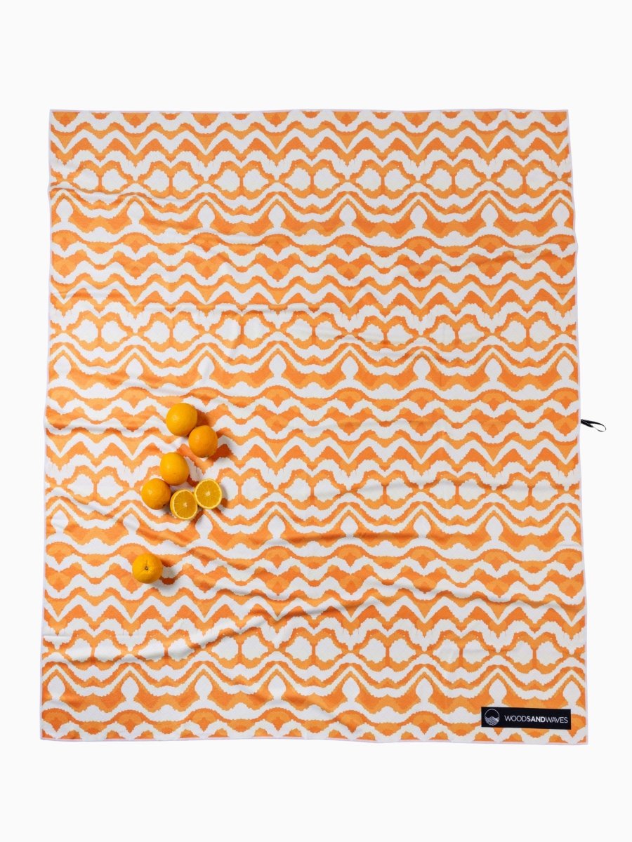 Sunset Waves - Stranddecke XXL - leicht, kompakt & sandabweisend - woodsandwaves.co
