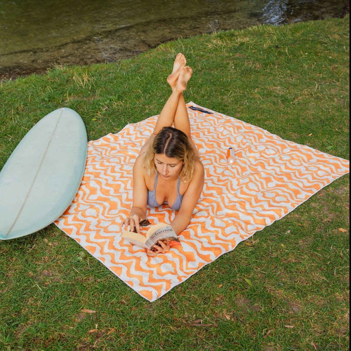 Sunset Waves - Stranddecke XXL - leicht, kompakt & sandabweisend - woodsandwaves.co