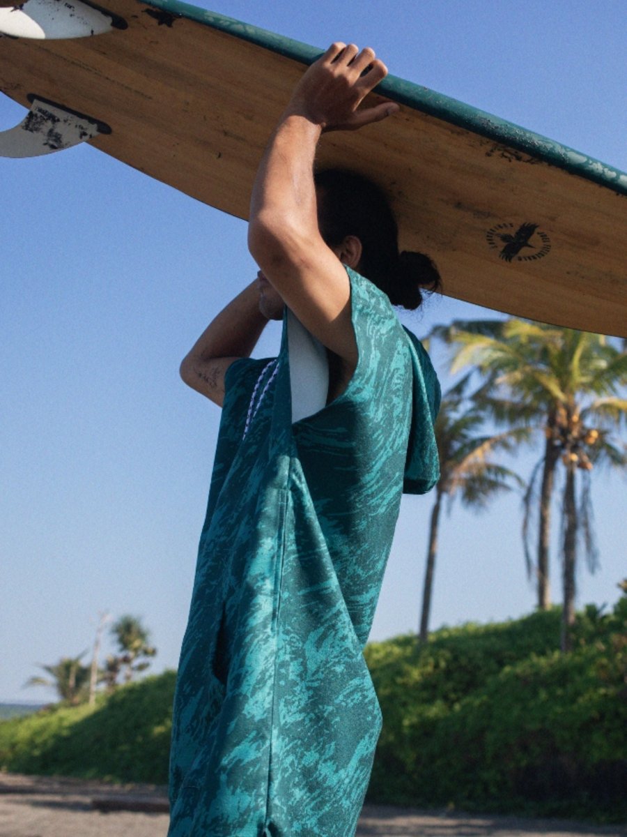 Surf - Poncho - für Frauen & Männer - aus schnelltrocknender und leichter Mikrofaser - woodsandwaves.co