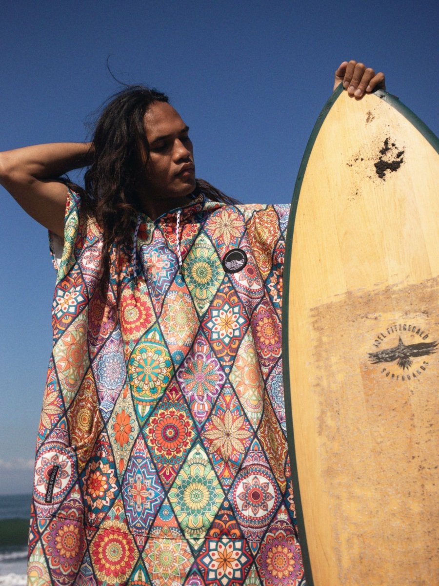 Surf - Poncho - für Frauen & Männer - aus schnelltrocknender und leichter Mikrofaser - woodsandwaves.co