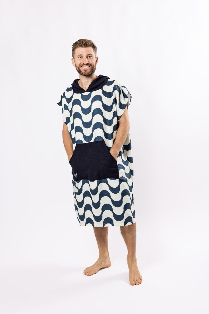 Surf - Poncho - für Frauen & Männer - aus schnelltrocknender und leichter Mikrofaser - woodsandwaves.co