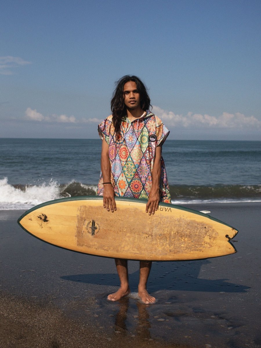 Surf - Poncho - für Frauen & Männer - aus schnelltrocknender und leichter Mikrofaser - woodsandwaves.co
