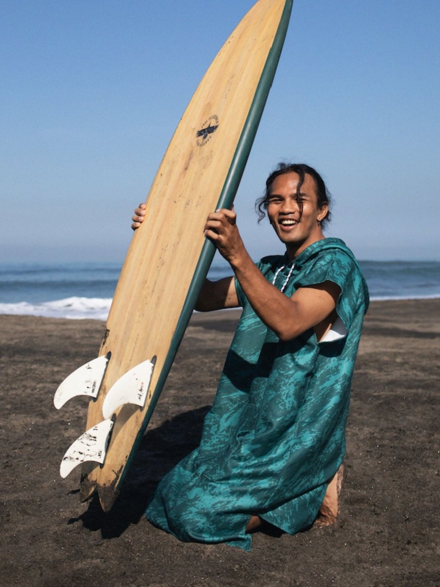 Surf - Poncho - für Frauen & Männer - aus schnelltrocknender und leichter Mikrofaser - woodsandwaves.co