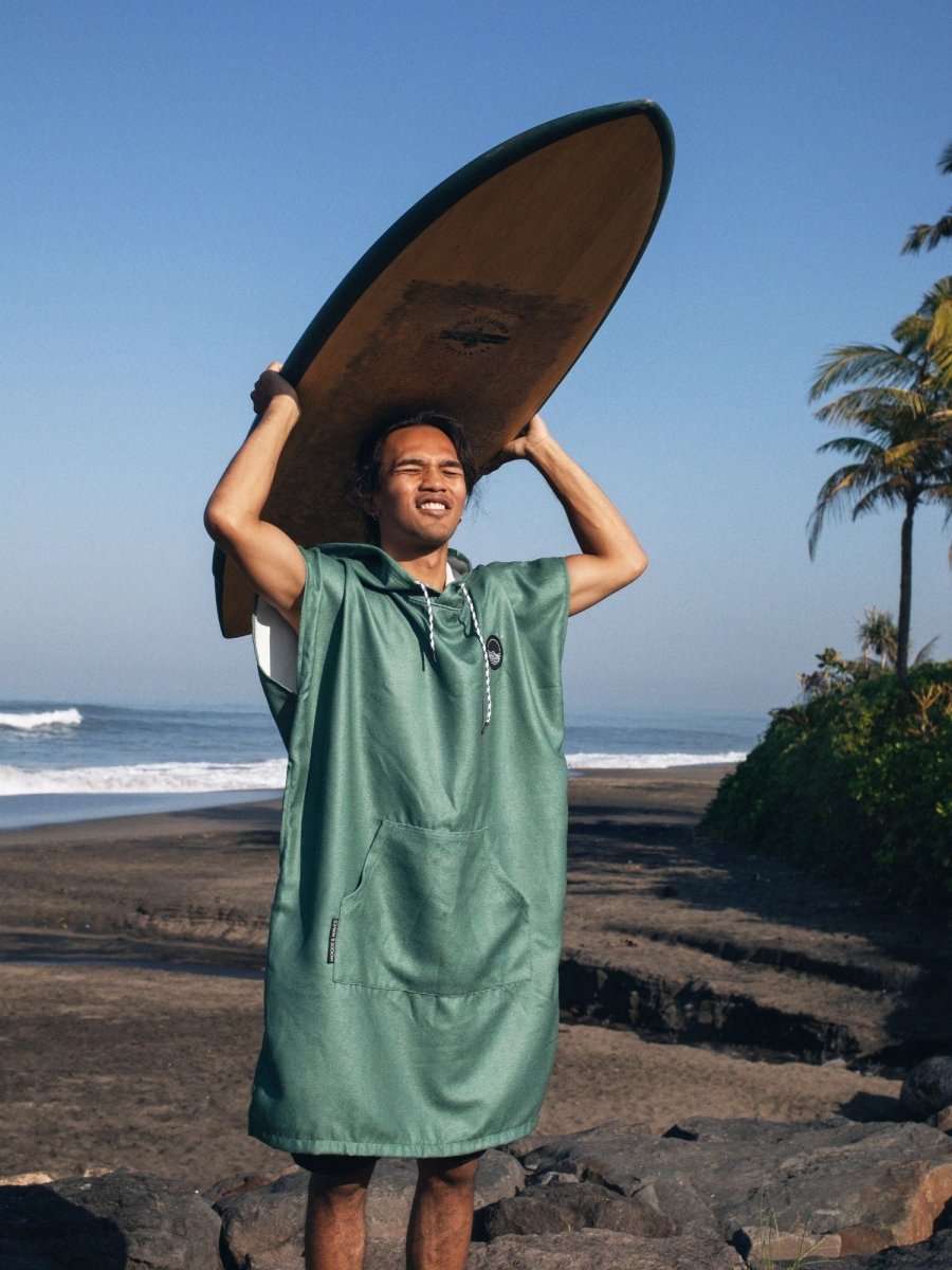 Surf - Poncho - für Frauen & Männer - aus schnelltrocknender und leichter Mikrofaser - Deep Forest - woodsandwaves.co