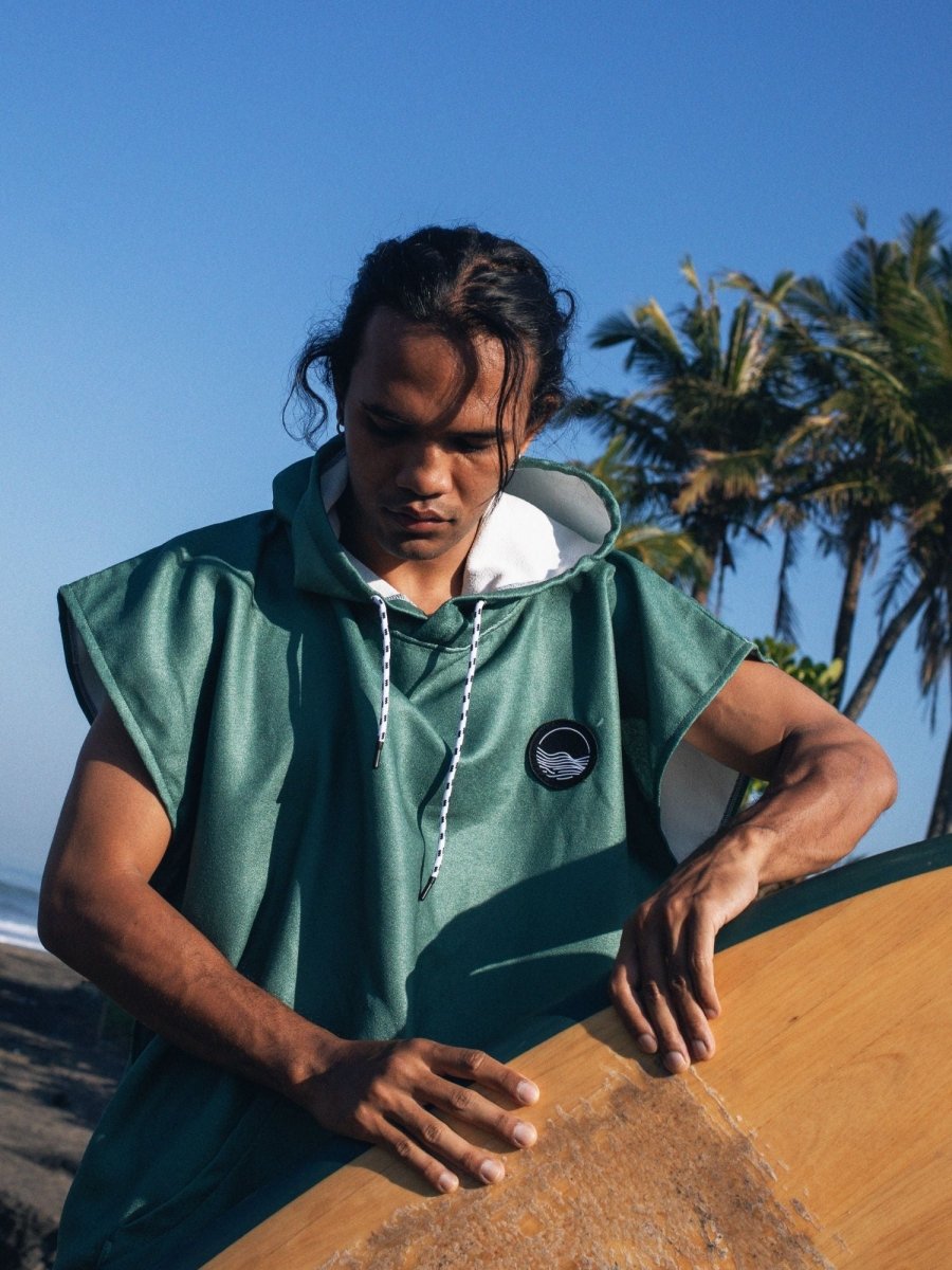 Surf - Poncho - für Frauen & Männer - aus schnelltrocknender und leichter Mikrofaser - Deep Forest - woodsandwaves.co