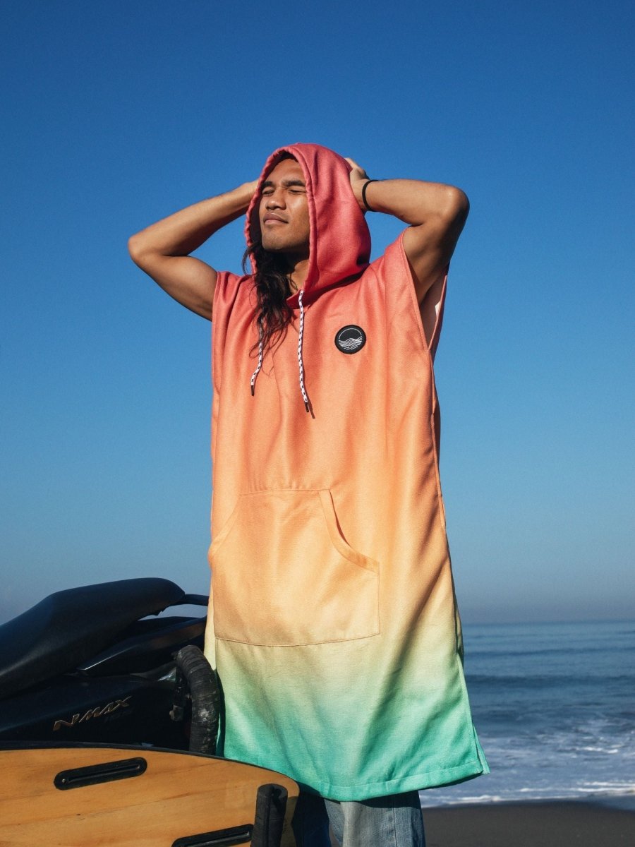 Surf - Poncho - für Frauen & Männer - aus schnelltrocknender und leichter Mikrofaser - Melon Glow - woodsandwaves.co