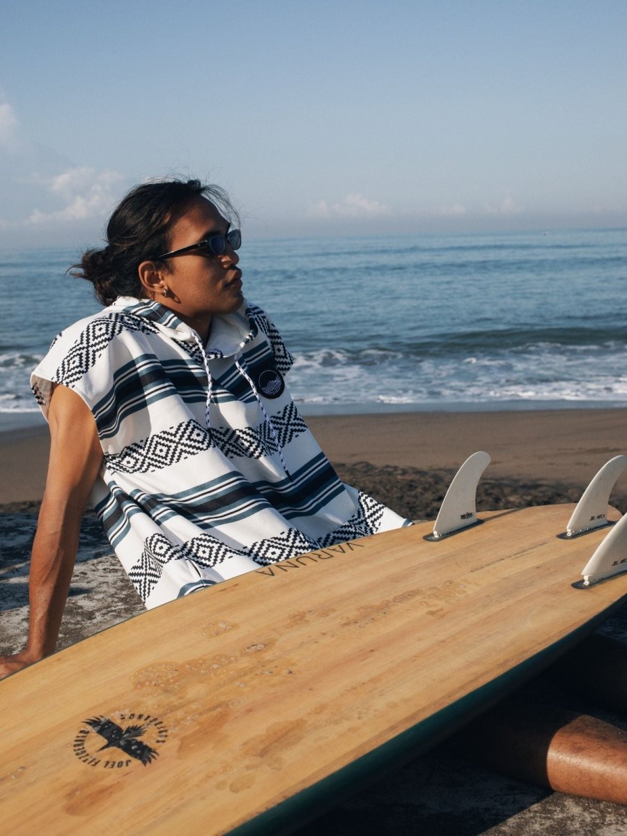 Surf - Poncho - für Frauen & Männer - aus schnelltrocknender und leichter Mikrofaser - Nomad Teal - woodsandwaves.co