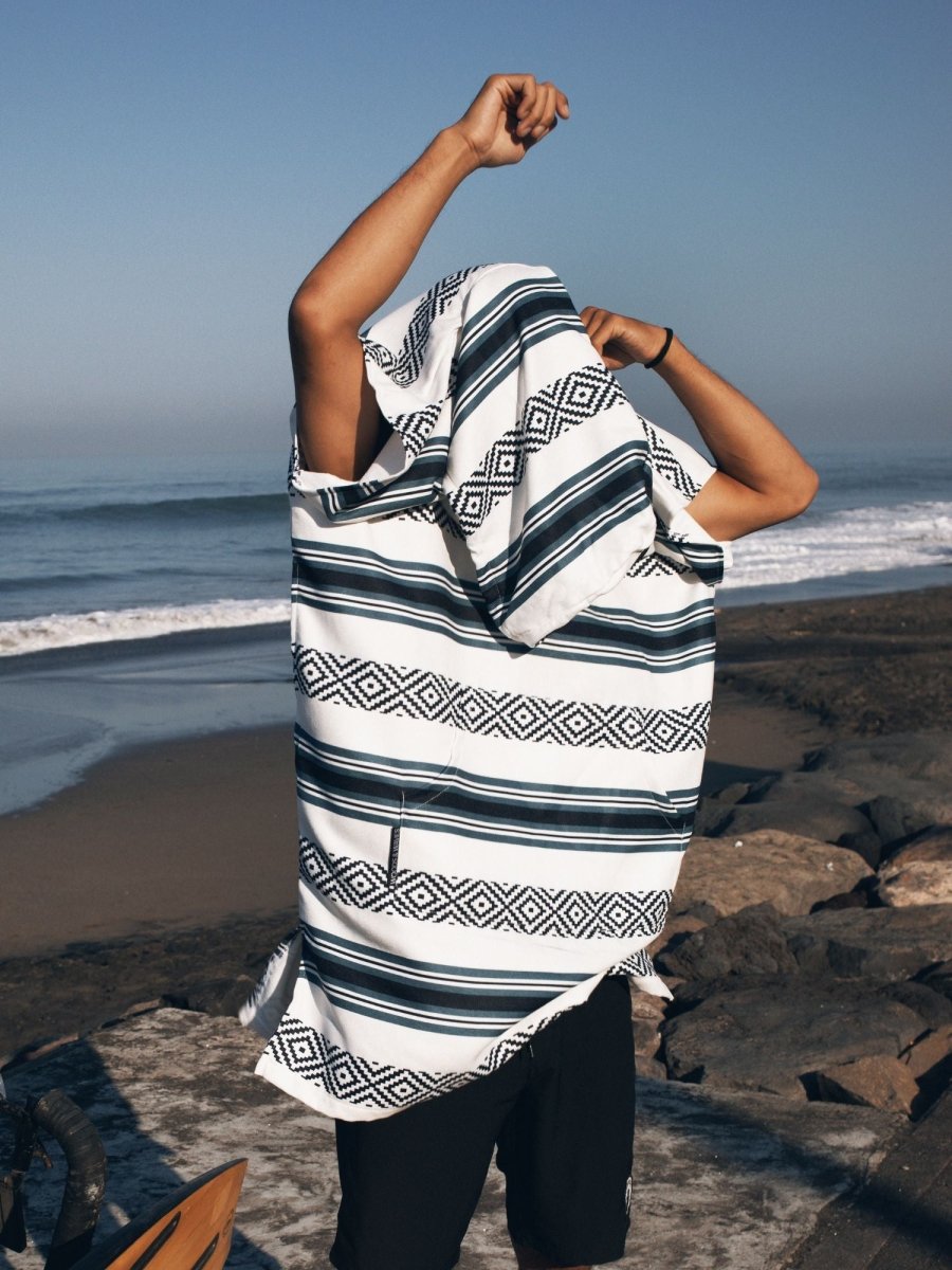 Surf - Poncho - für Frauen & Männer - aus schnelltrocknender und leichter Mikrofaser - Nomad Teal - woodsandwaves.co
