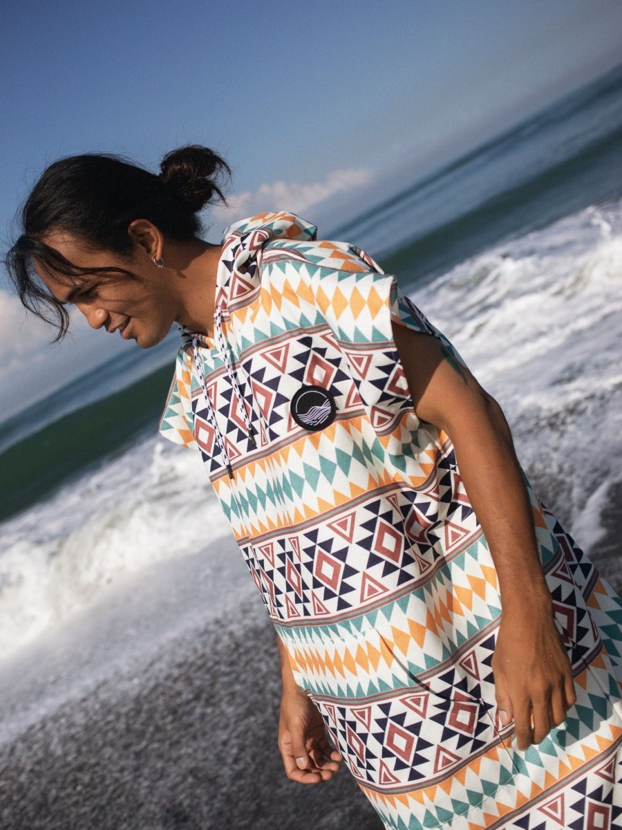 Surf - Poncho - für Frauen & Männer - aus schnelltrocknender und leichter Mikrofaser - Warm Earth - woodsandwaves.co