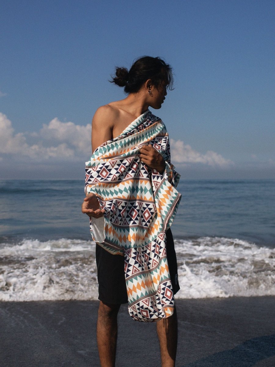 Surf - Poncho - für Frauen & Männer - aus schnelltrocknender und leichter Mikrofaser - Warm Earth - woodsandwaves.co