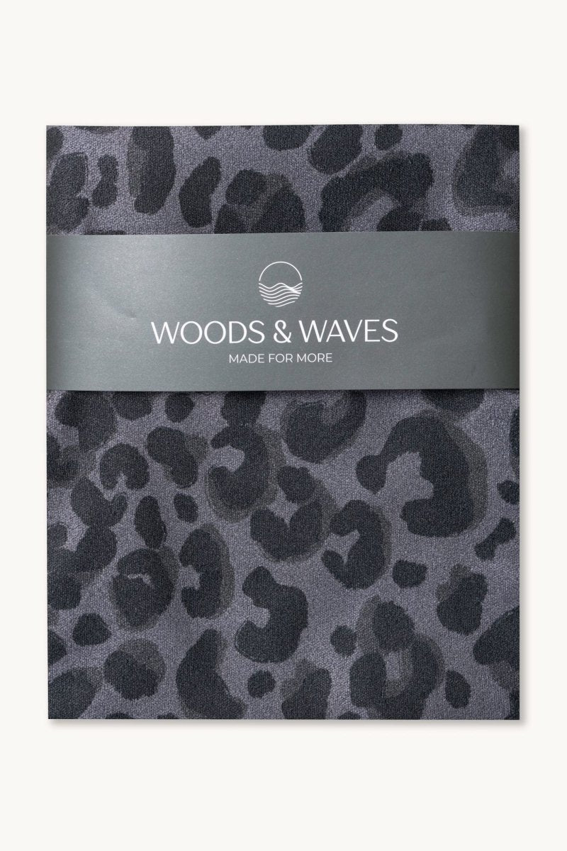 Wild Noir - Sporthandtuch mit Magnet & Zipper-Tasche - woodsandwaves.co