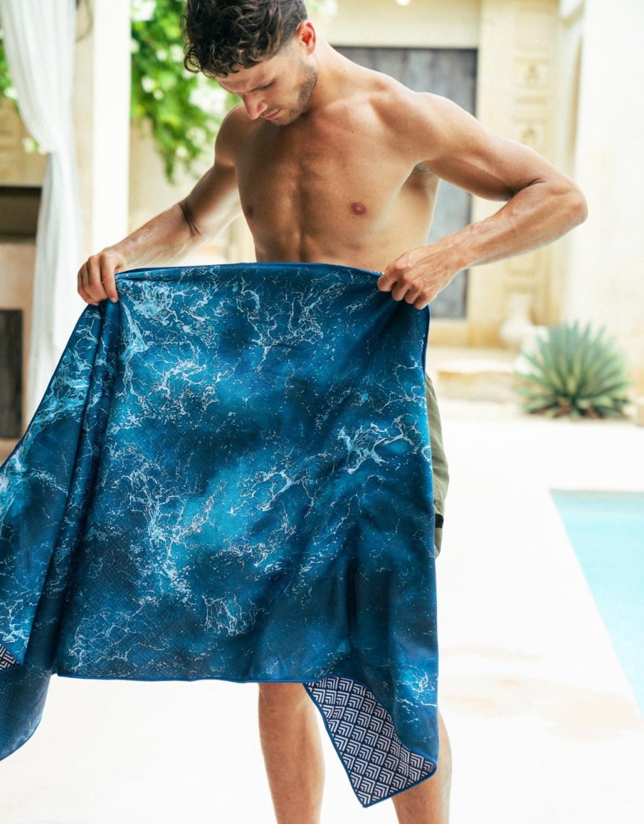 Wild Ocean - Reise - und Strandtuch mit Geheimfach - woodsandwaves.co