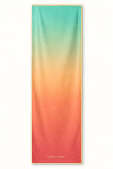 Morning Glow – Rutschfestes Yoga-Handtuch mit Silikon-Noppen, ausgebreitet – Woods & Waves