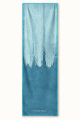 Pulse Blue – Rutschfestes Yoga-Handtuch mit Silikon-Noppen, ausgebreitet – Woods & Waves