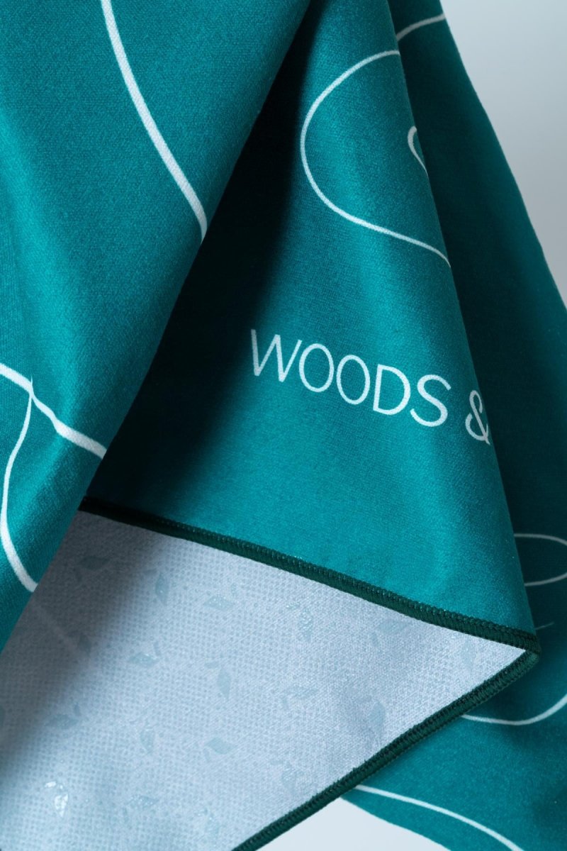 Zen Lines Teal - Rutschfestes Yoga - Handtuch mit Silikon - Noppen - woodsandwaves.co