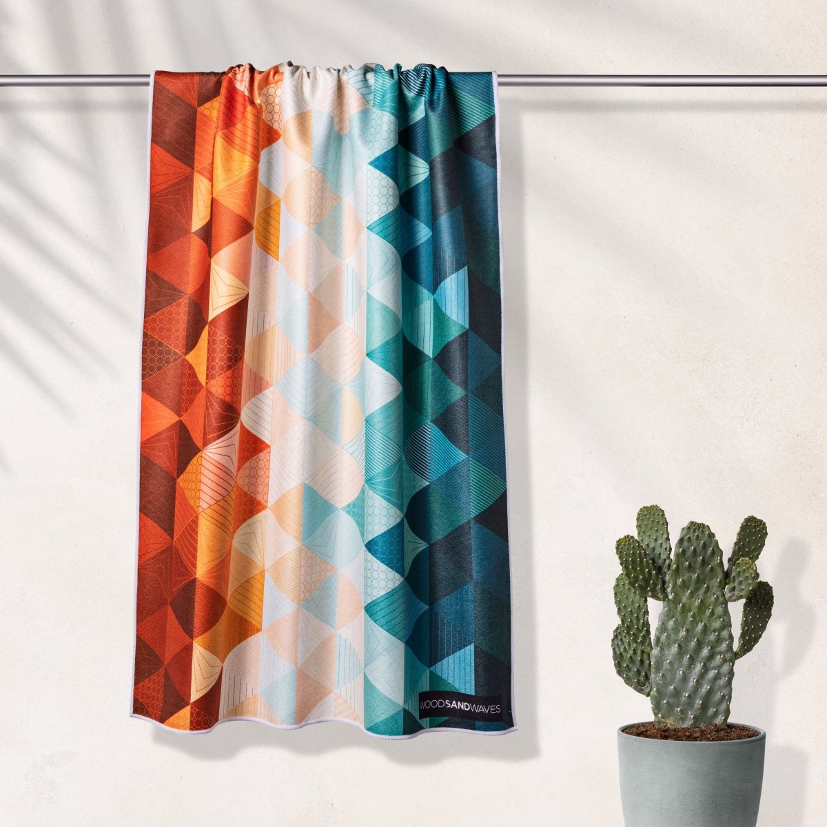 Kaleidoscope Orange - Schnelltrocknendes Reise - und Strandtuch mit Geheimfach - woodsandwaves.co